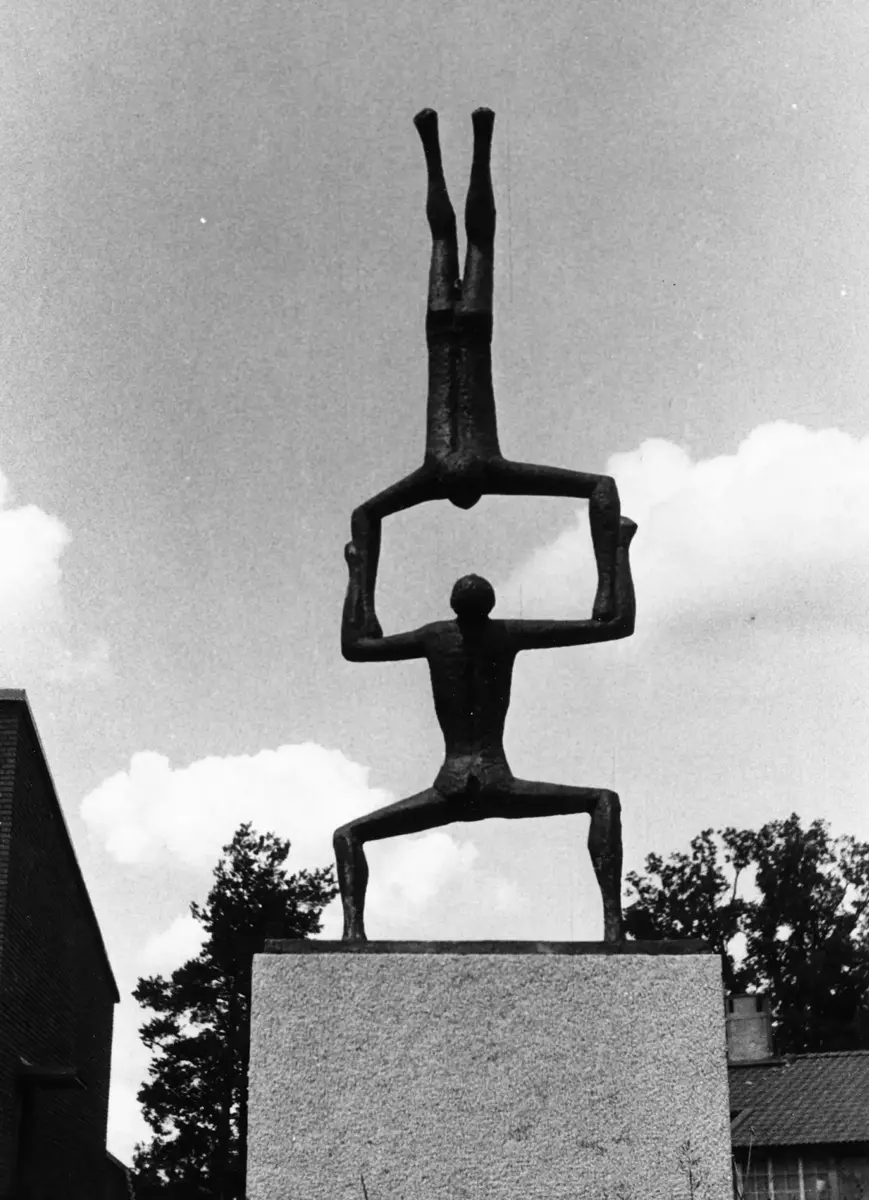 "Gymnaster" av Eric Elfwén utanför sporthallen.