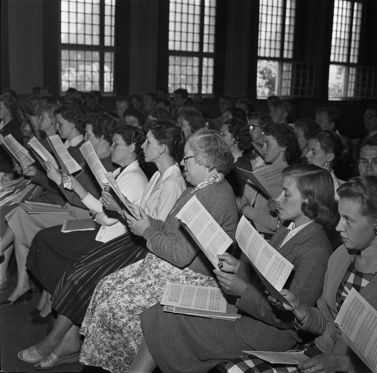 Tysk kantor dirigerar kör på KFUM, Uppsala 1957