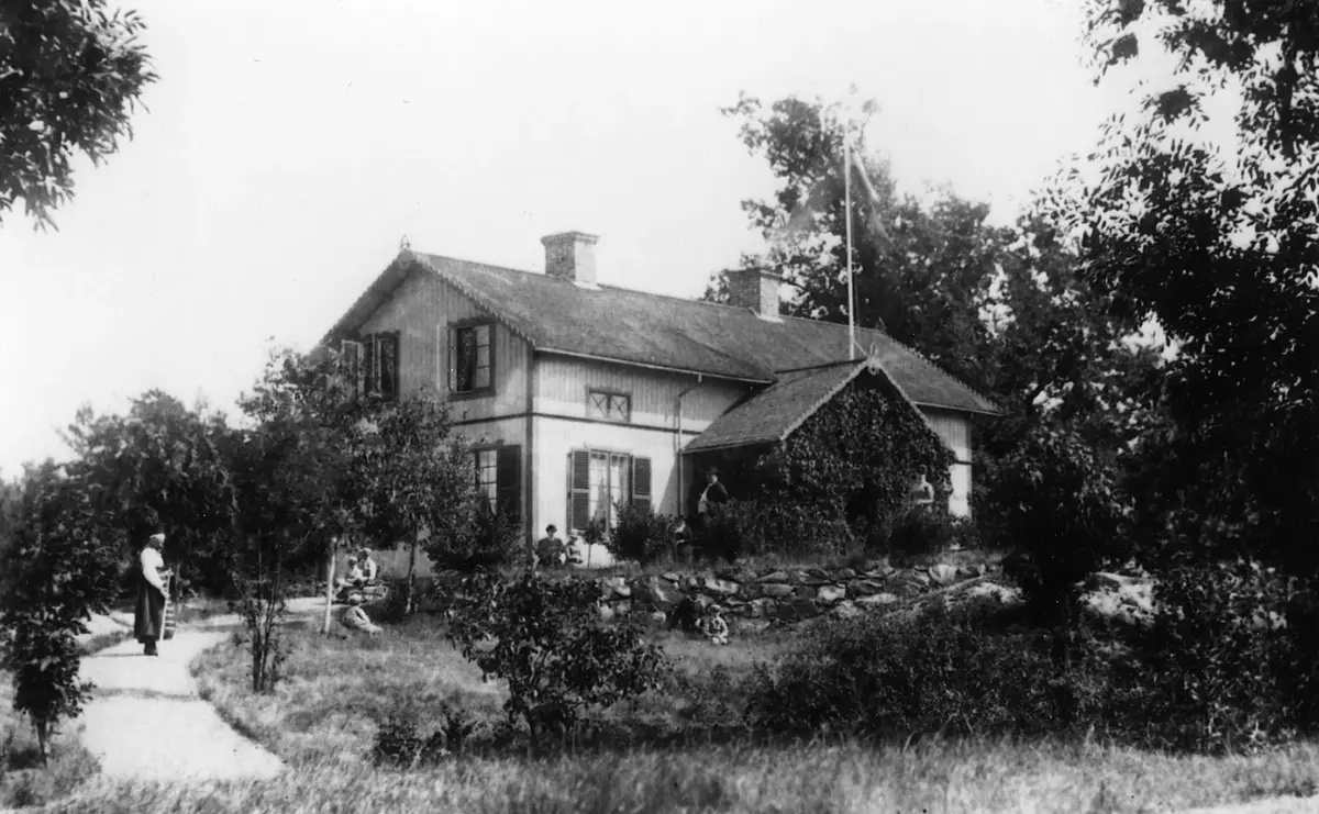 Tegelön. 


Torpet Wimmers på Södra Tegelön byggdes om till 1860-talet till sommarbostad och fick namnet Skogsvimret.


Tandläkare Erik Rudolf Skogsborg hyrde i slutet av 1800-talet. Det är troligen han och hans familj som syns på denna bild. Samt en trädgårdskulla. 


Original i Nackas lokalhistoriska arkiv.