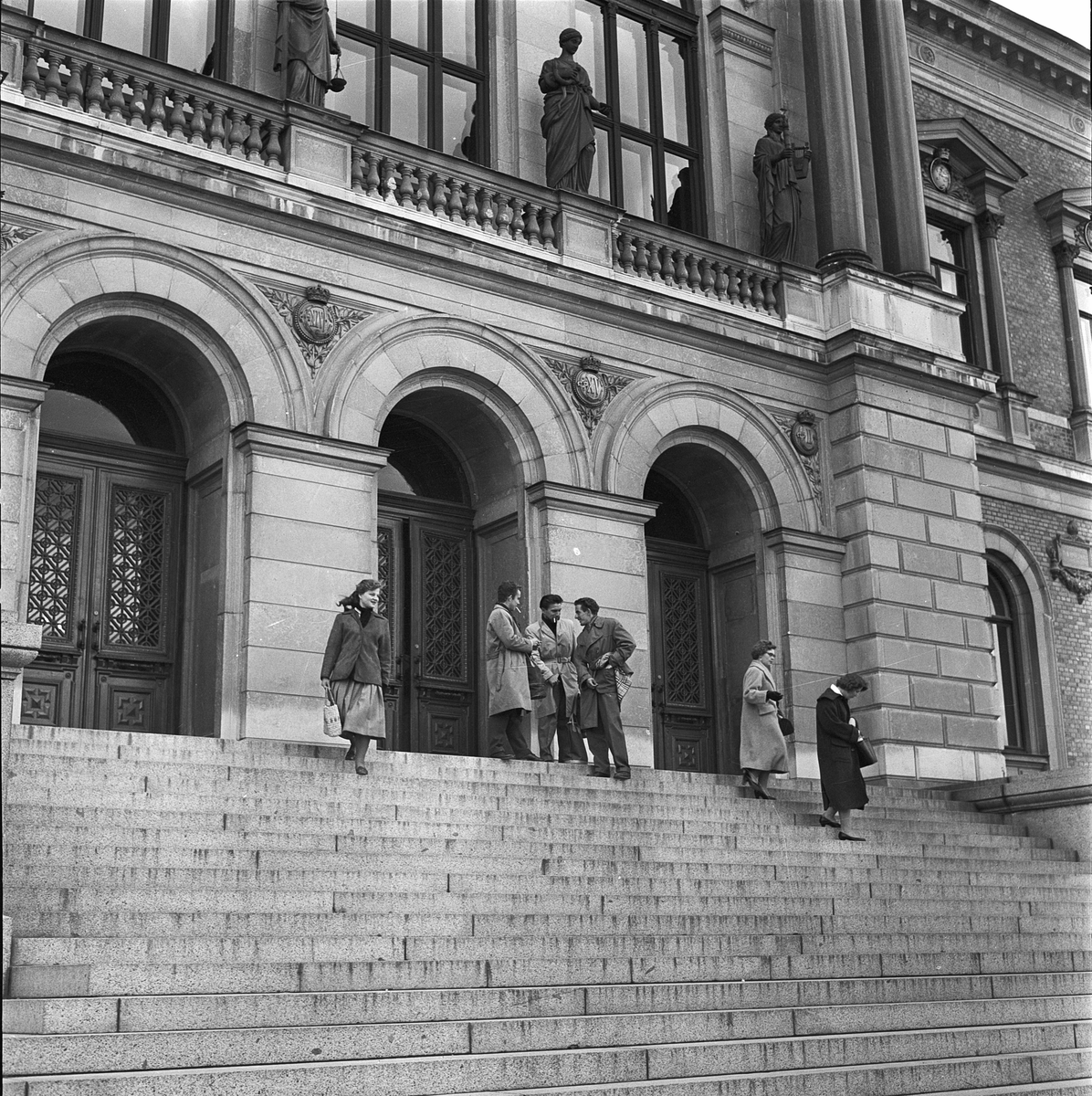 Studenter på trappan till Universtetshuset, Uppsala 1956