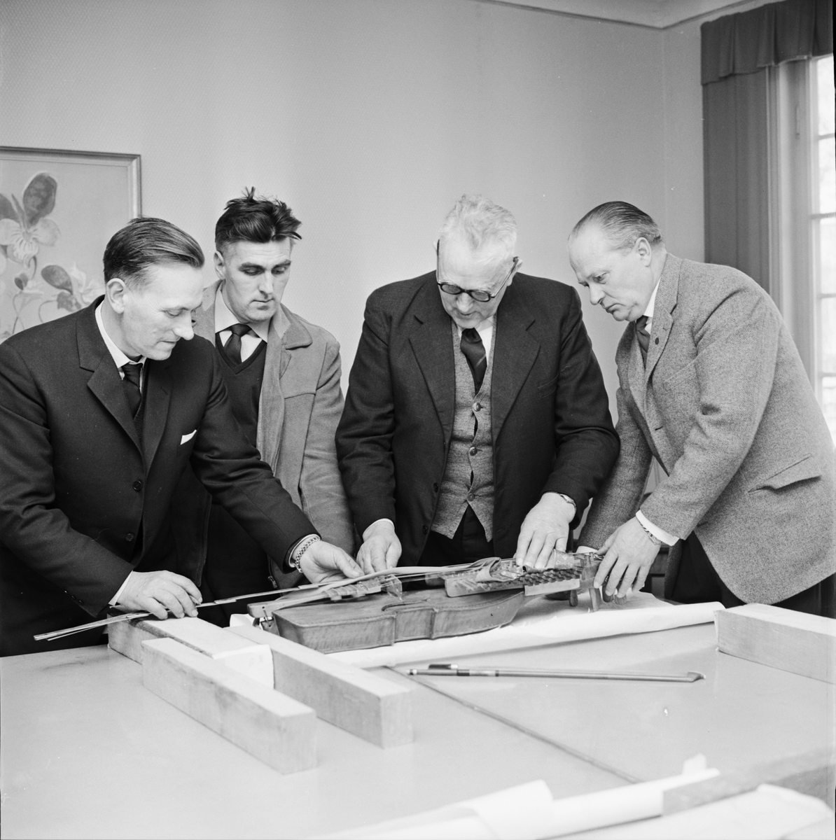 Spelmän lär sig bygga nyckelharpor av mästare, Uppsala 1962