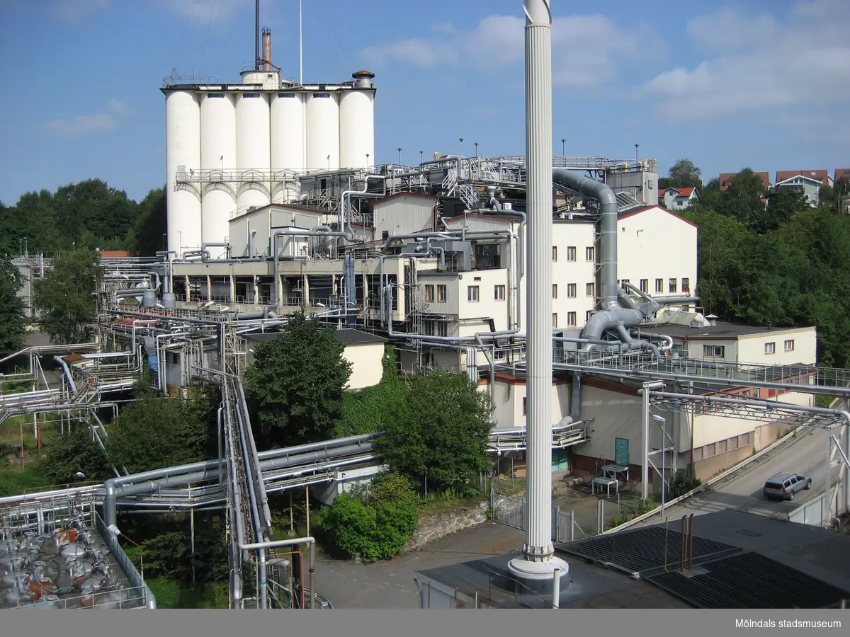 Vy över Soabs industriområde (linoljetillverkning) och dess silotorn år 2007. Verksamheten låg på båda sidor utmed Kvarnbygatan. Relaterade motiv: 2024_1159 - 1183.