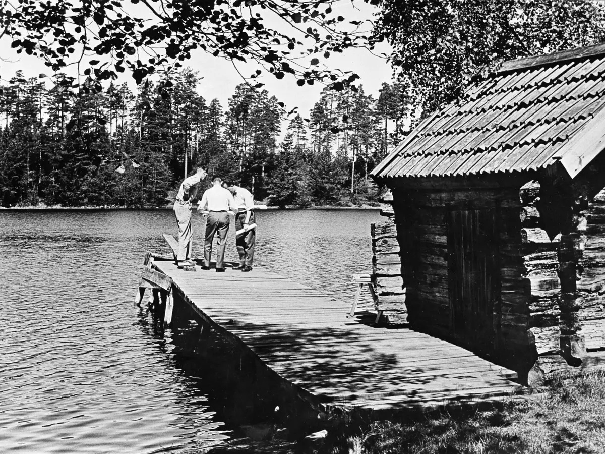 Otto Stenbock med flera (däribland Edvin Gremström) på Lill-Breviks brygga inför planering av tomtområdet.


Den gamla timrade sjöboden revs sedan av tomtägarföreningen.