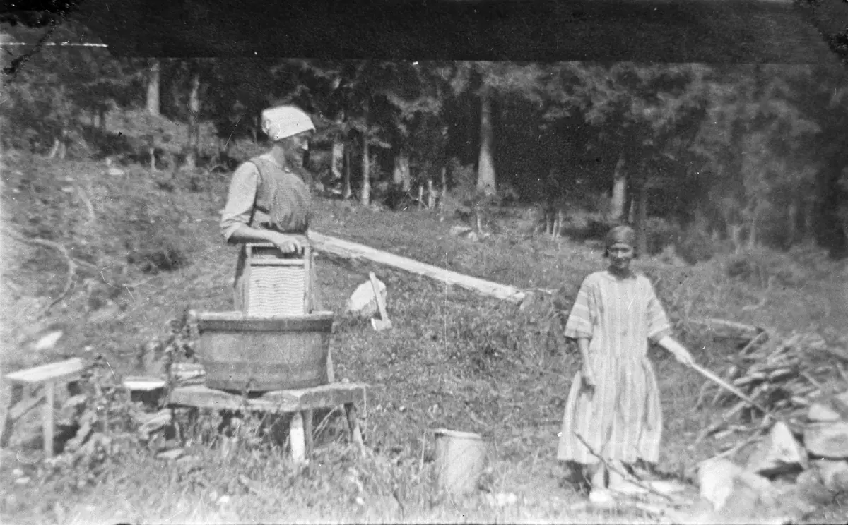 "Tvätteri" vid Brevik.


Anna Pettersson med dotter. Här finns en källa som aldrig sinade (på Schönbergs tomt).


I Tidströms resebeskrivning från 1756 finns en källa vid Brevik omnämnd. Det kan vara den här.