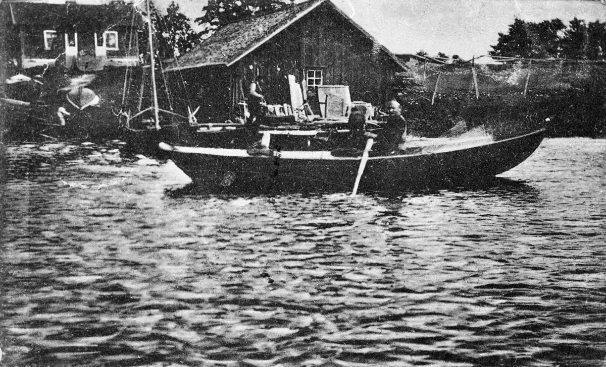 "Fiskars", nuvarande Rosenhill. 


Fiskare var Reinhold Karlsson med hustru och 8 barn. De bodde här 1910 och hade en fiskardräng, Robert Söderberg.


Reinhold var gift med en syster till Axel Karlsson, Lindsviken.