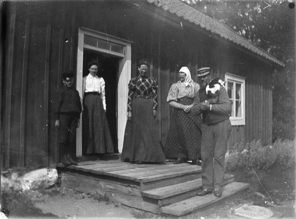 Karin och Lars Jansson samt två okända yngre damer vid Västra Hässelmara. Damerna kan vara döttrar. Makarna Jansson hade tre döttrar: Dorotea (född 1876), Tekla (född 1878), Selma (född 1883, Gustavs mor).