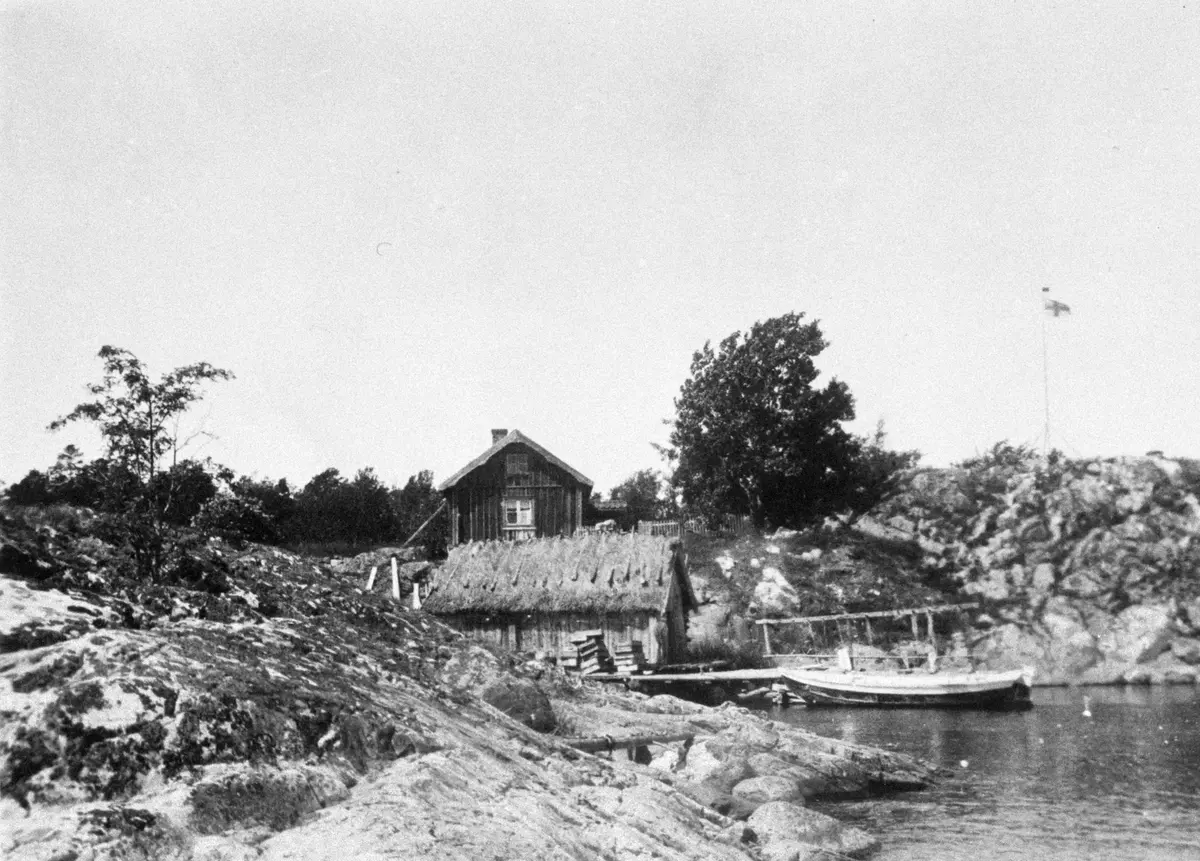 Vy från Kläppen. Sjöboden har vasstak.