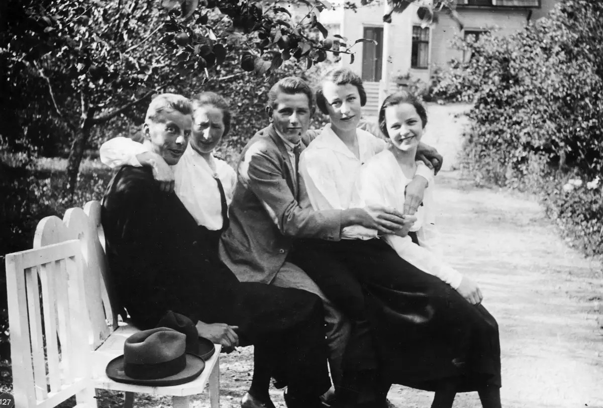 Porträtt av personalen på Rosstorps Pensionat sittande på en bänk år 1926.

Från vänster: Allan Schelin (ej anställd på Rosstorp), Hulda Nilsson, Bertil Ström, Selma Andersson och Lisa Bodin, senare gift med Bertil Ström.

Uppgifterna lämnade av Bertil Ström.