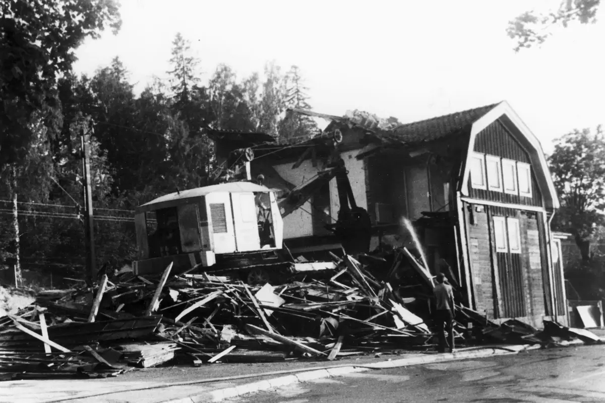 Stationshuset vid Rönninge järnvägsstation revs 1970.  

Rönninge järnvägsstation invigdes den 15 december 1888 och samtidigt öppnades i stationshuset Rönninges första postkontor. Flera tillbyggnader och ändringar gjordes under årens lopp. Bl a tillbyggdes stationshuset år 1906 för att få resgods- och ilgodsrum samt rymligare väntsal. En andra tillbyggnad utfördes år 1916 då expeditionstjänsten och postexpeditionen fick större utrymmen samtidigt som tjänstebostaden i bottenvåningen försvann. Därefter skedde inga större förändringar fram till rivningen.

Uppgiftslämnare: Anders Ahlberg 2000.