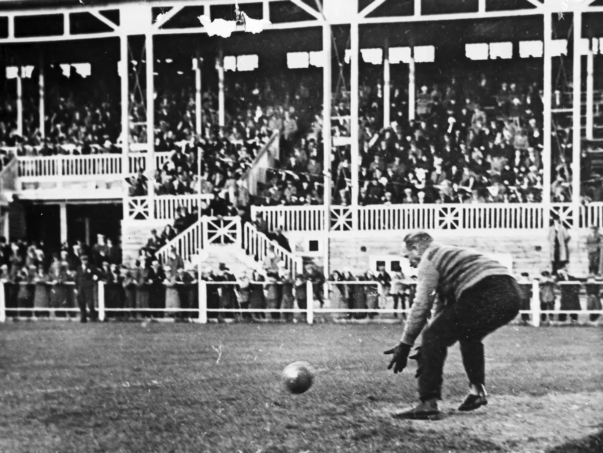 Fotbollsmatch mellan kyrkan och kommunen 4/10 1931.