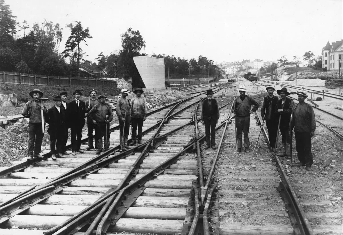 Kommunikationer. Järnvägen. Rallare på uppsalabanan omkring 1905 (till höger Centralskolan, i bakgrunden Hagalund).