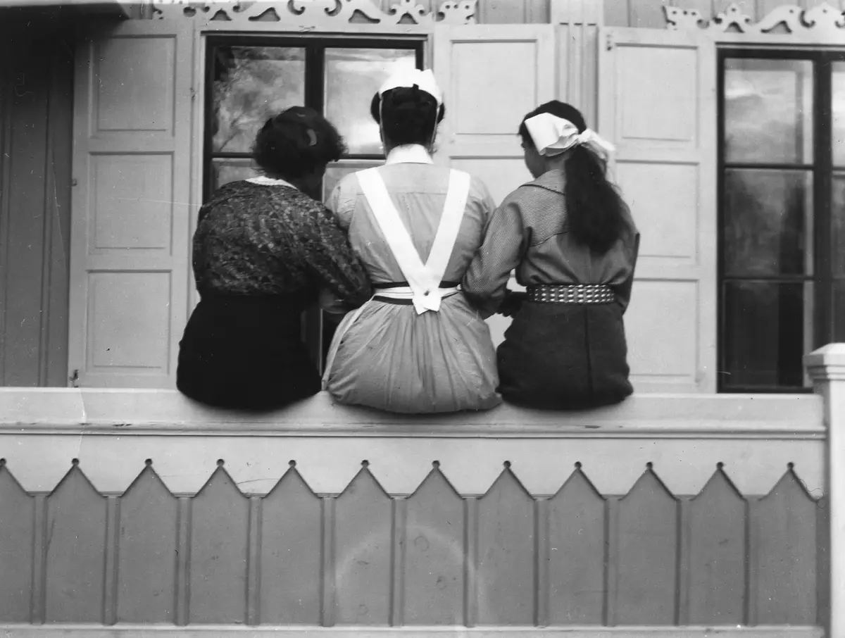 Sköntorp. Tre kvinnor omkring år 1900.