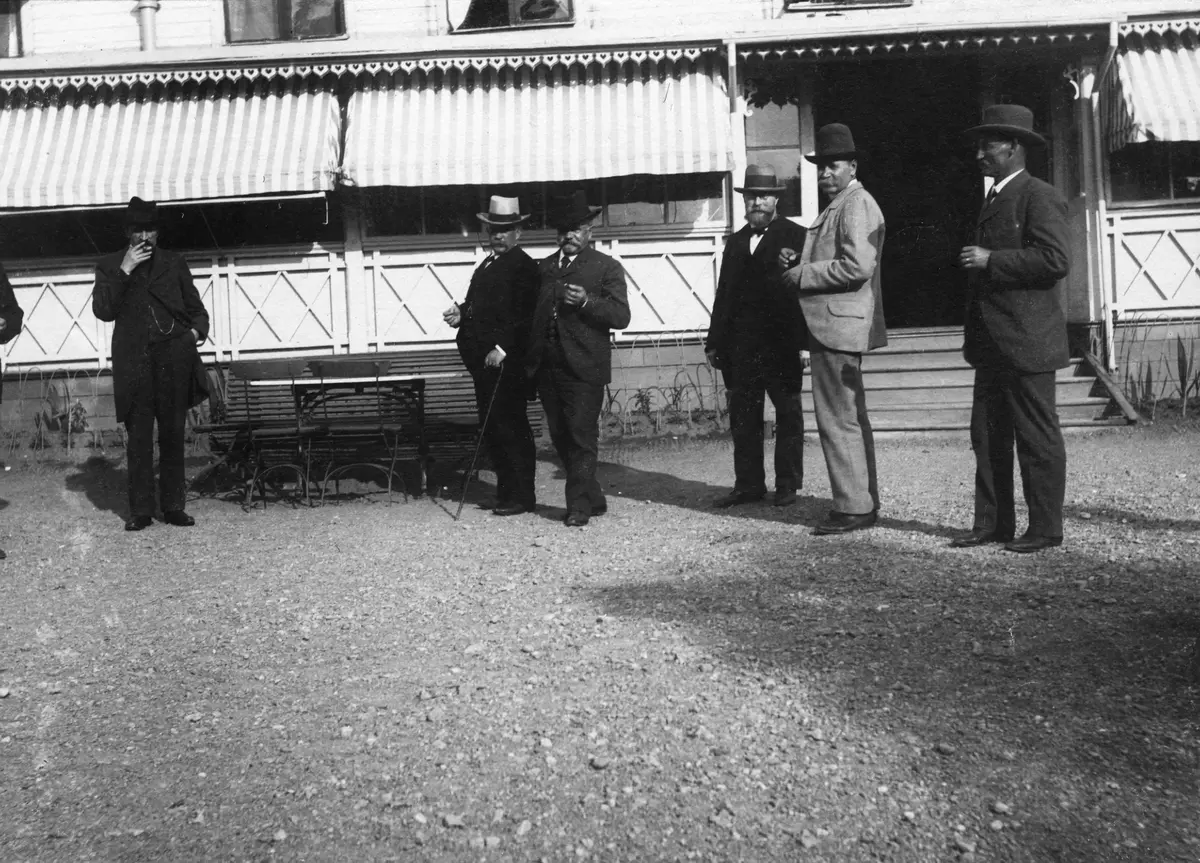 Solna. Foto 1902.

Solna. Stallmästaregården d. 28/6 1902. Medlemmar i taxeringsnämnden för Solna och Lidingön.