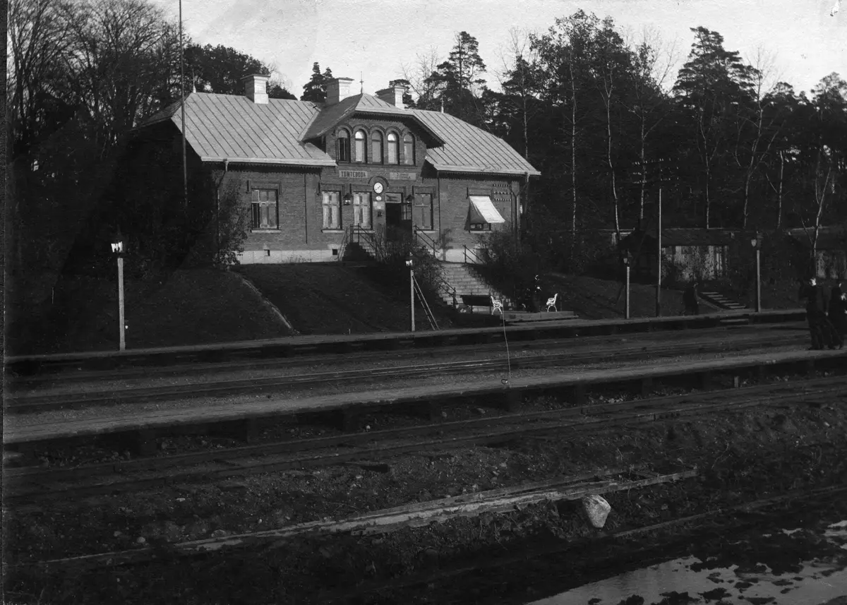 Solna. Foto 1902.

Tomteboda station i Solna d. 25/10 1902.