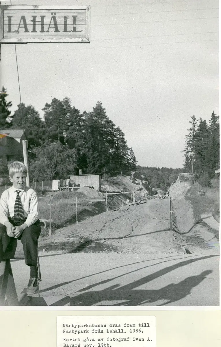 Roslagsbanans Näsbyparkslinje byggdes ut etappvis. 
Djursholms Ösby - Altorp invigdes 1928 och sträckan Altorp - Näsbypark 1937.
På bilden Bosse (Bo Bayard), son till fotografen.