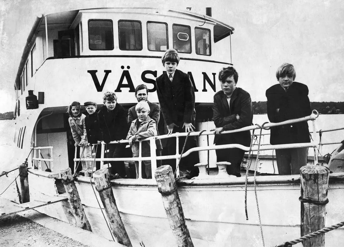 Skolbarn på Västan på 60-talet. Från vänster: Monica Unnevik, Lennart Wallberg, Bengt Andersson, läraren Lokrantz, Jimmy Gustavsson, Hasse, Klas Olsson, Kent Larsson.