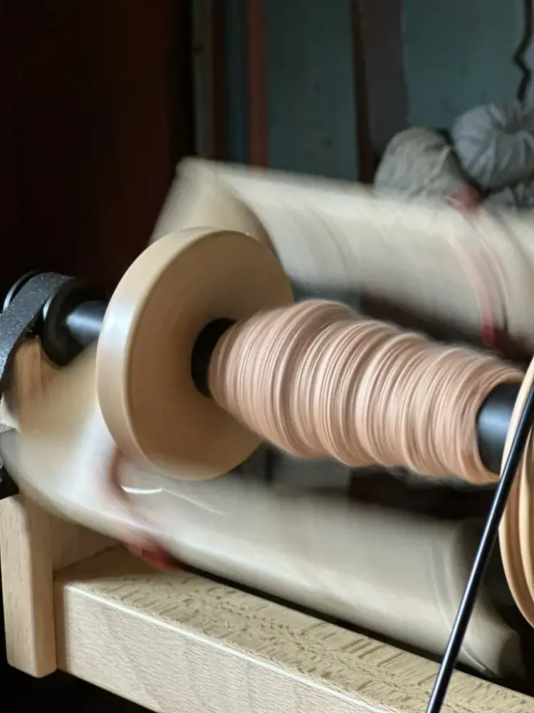 Spinning i Bellestugu på Lesja bygdemuseum
