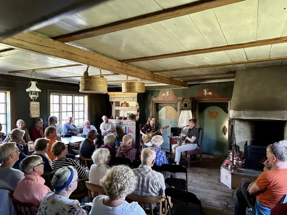 Kvar sommar er nær 200 frivillige i sving på Lesja bygdemuseum. Utan desse finst ikkje museet. I kveld var det kombinert kick off for sommarsesongen – og gratiskonsert for alle dei som står på for museet. Med ei fullsett stugu låg alt til rette for ein bra kveld. Og det vart det! På scenen stod musikarane Heidi Kvelvane og Symre Taugbøl Bang i gruppa Bankvelv. Duoen tolkar folkemusikkskatten på andre og smakfulle måtar. Her er alt frå det vare og søkande til det sterke og kraftfulle. 