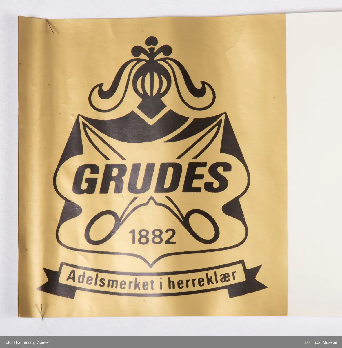 Grudes 1882. Adelsmerket i herreklær. De vil trives i Grudes !