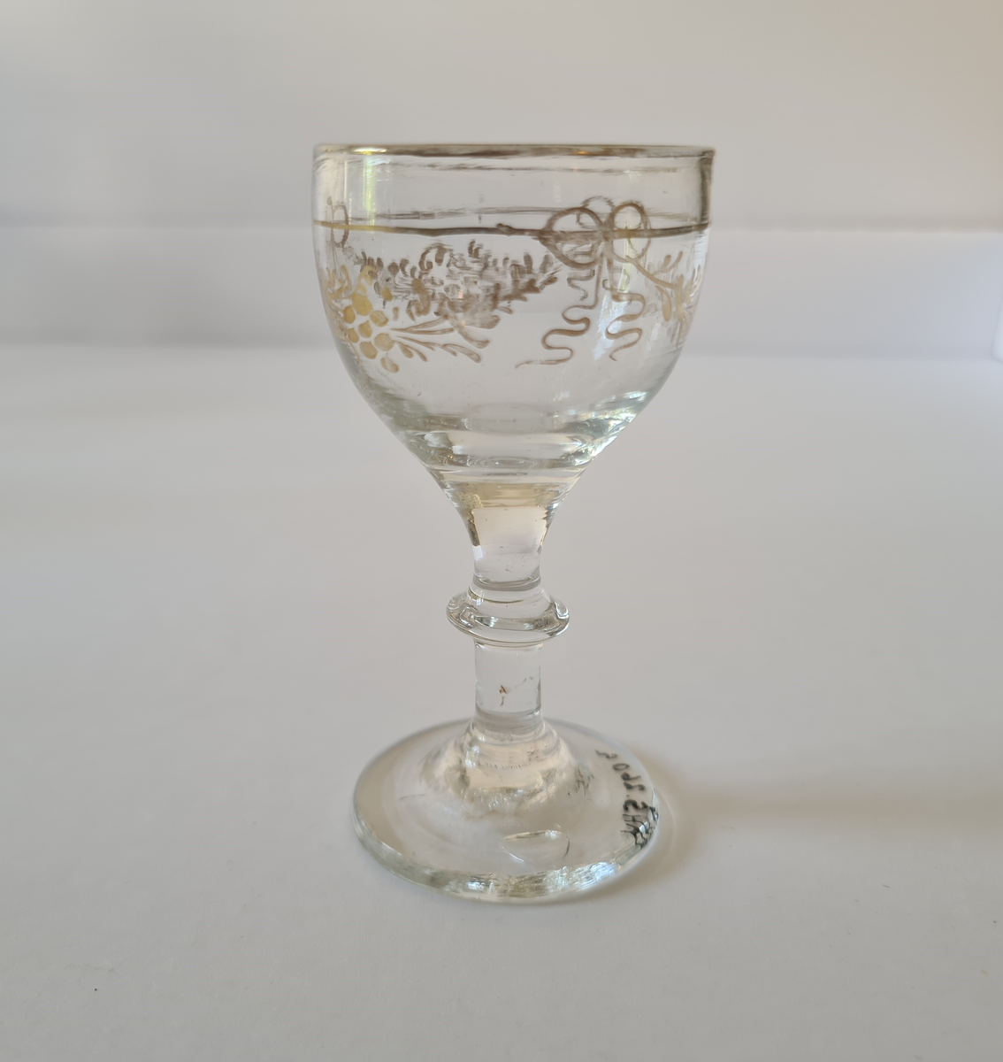 Stettglass av glass. Forgylt dekor på korpus.