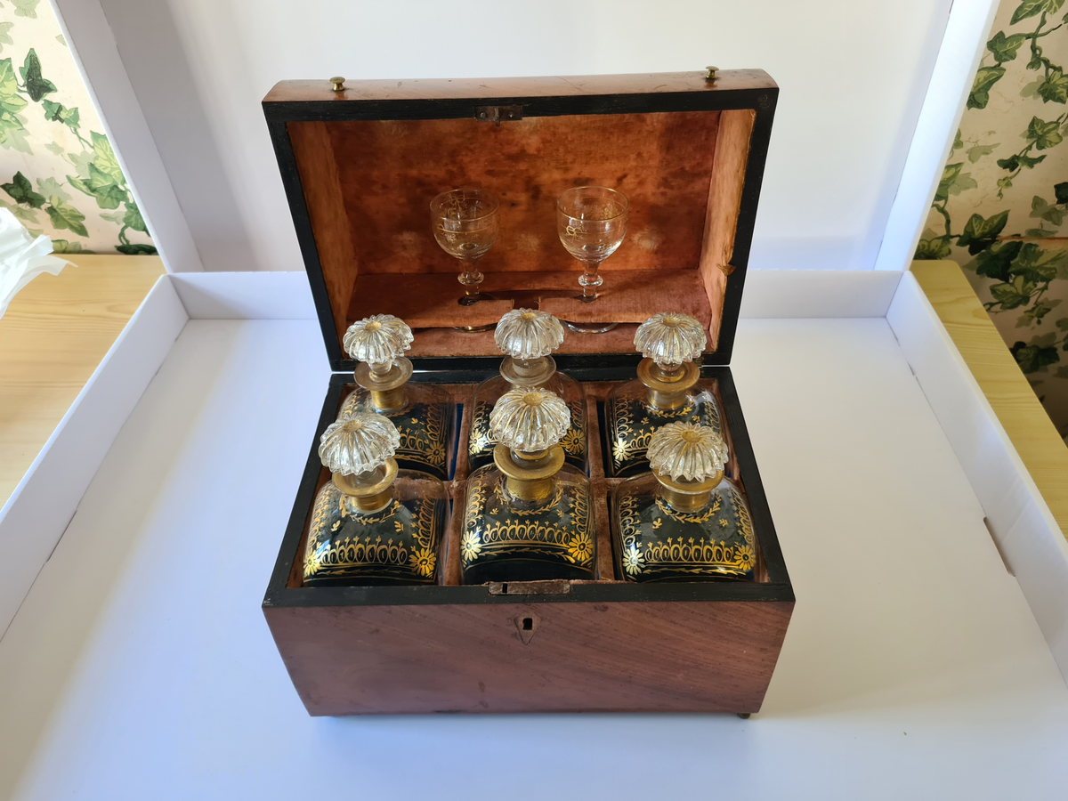 Stettglass av glass. Forgylt dekor på korpus.
