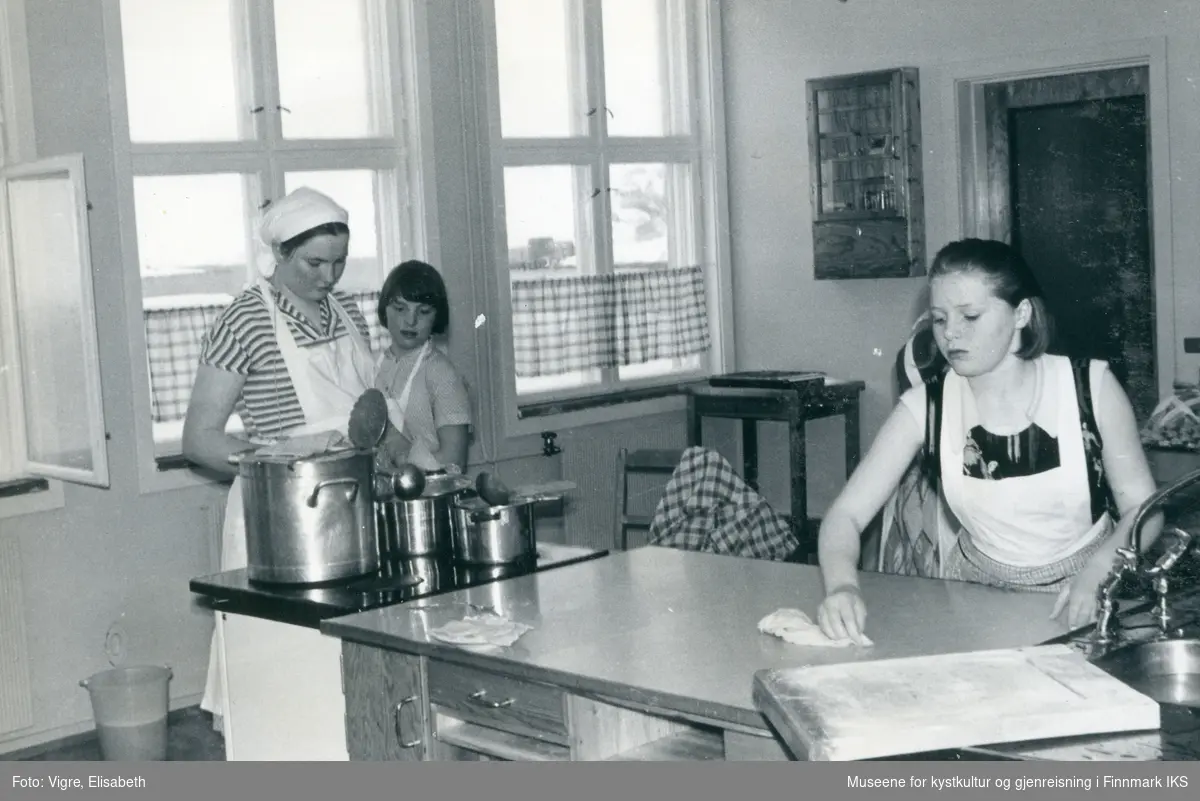 Solvang internatet på Sarnes. Noen av jentene lager mat og rydder på kjøkken. 1960/61.