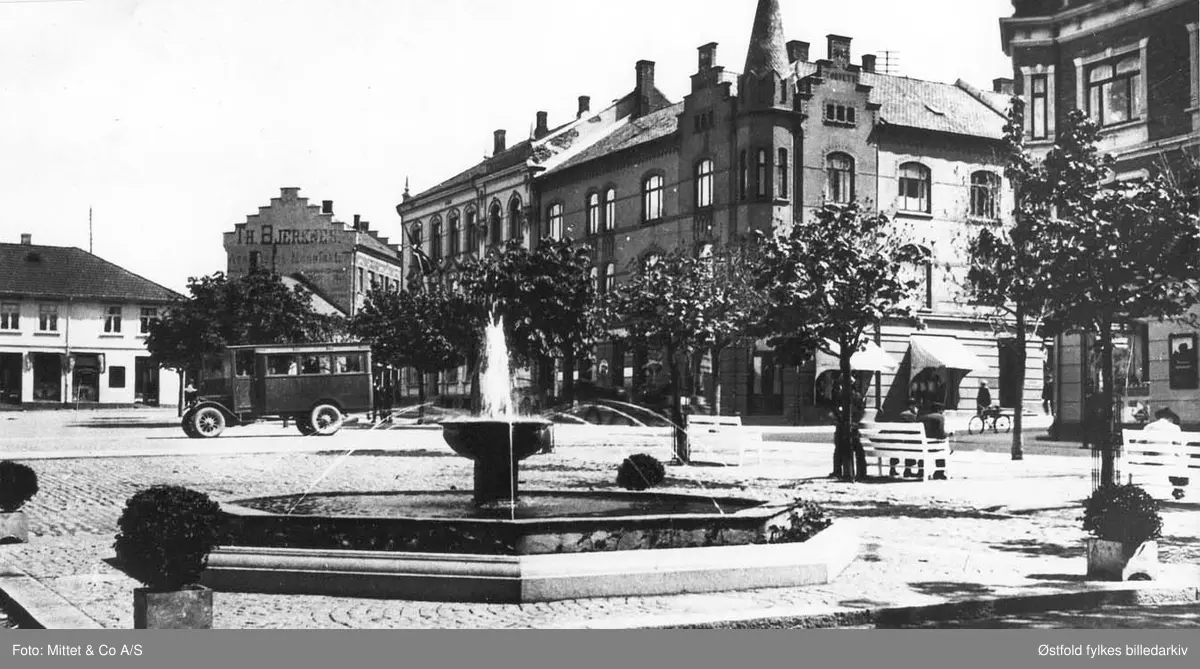 Sarpsborg torg med fontene i 1920-åra. Lå ved hjørnet av St. Marie gate og Sandesundsveien.