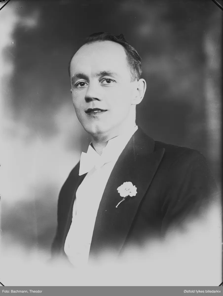 Scenebilder fra Livbåtens Ungdomsforening i Moss sin revy "Det Bølger" som hadde premiere i Moss Hotells teatersal 26. april 1941. Til inntekt for redningsselskapet. Iscensatt av Ole S. Dolva. I Moss Avis 25.04.1941 blir det beskrevet i annonsen at "Se fotoreportasjen i Moss Hotells plakatkasse". Det må være denne fotoserien til fotograf Bachmann som var utstilt.