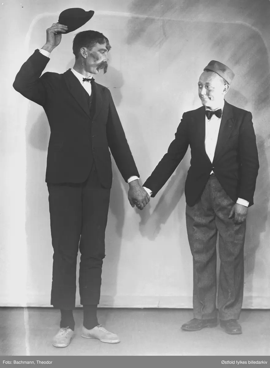 Scenebilder fra Livbåtens Ungdomsforening i Moss sin revy "Det Bølger" som hadde premiere i Moss Hotells teatersal 26. april 1941. Til inntekt for redningsselskapet. Iscensatt av Ole S. Dolva. I Moss Avis 25.04.1941 blir det beskrevet i annonsen at "Se fotoreportasjen i Moss Hotells plakatkasse". Det må være denne fotoserien til fotograf Bachmann som var utstilt.