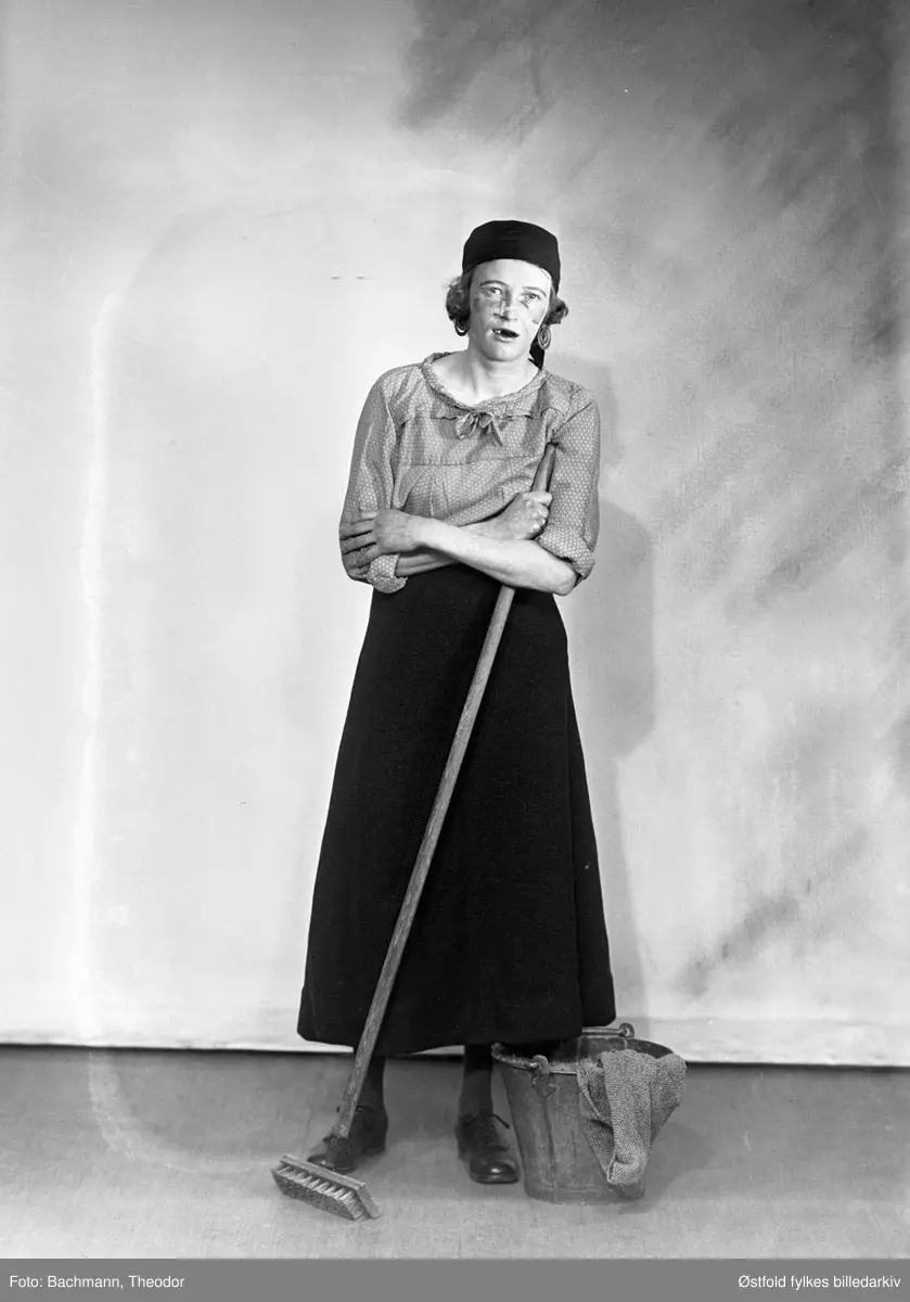 Scenebilder fra Livbåtens Ungdomsforening i Moss sin revy "Det Bølger" som hadde premiere i Moss Hotells teatersal 26. april 1941. Til inntekt for redningsselskapet. Iscensatt av Ole S. Dolva. I Moss Avis 25.04.1941 blir det beskrevet i annonsen at "Se fotoreportasjen i Moss Hotells plakatkasse". Det må være denne fotoserien til fotograf Bachmann som var utstilt.