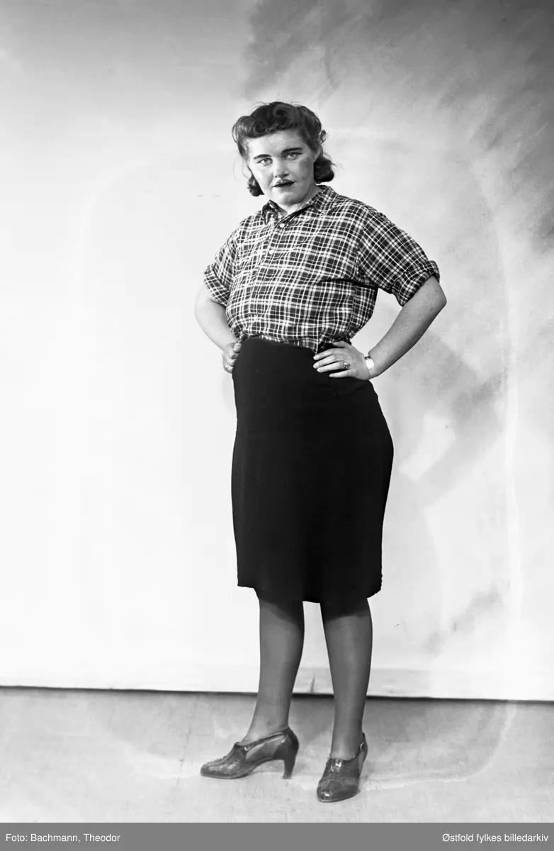 Scenebilder fra Livbåtens Ungdomsforening i Moss sin revy "Det Bølger" som hadde premiere i Moss Hotells teatersal 26. april 1941. Til inntekt for redningsselskapet. Iscensatt av Ole S. Dolva. I Moss Avis 25.04.1941 blir det beskrevet i annonsen at "Se fotoreportasjen i Moss Hotells plakatkasse". Det må være denne fotoserien til fotograf Bachmann som var utstilt.