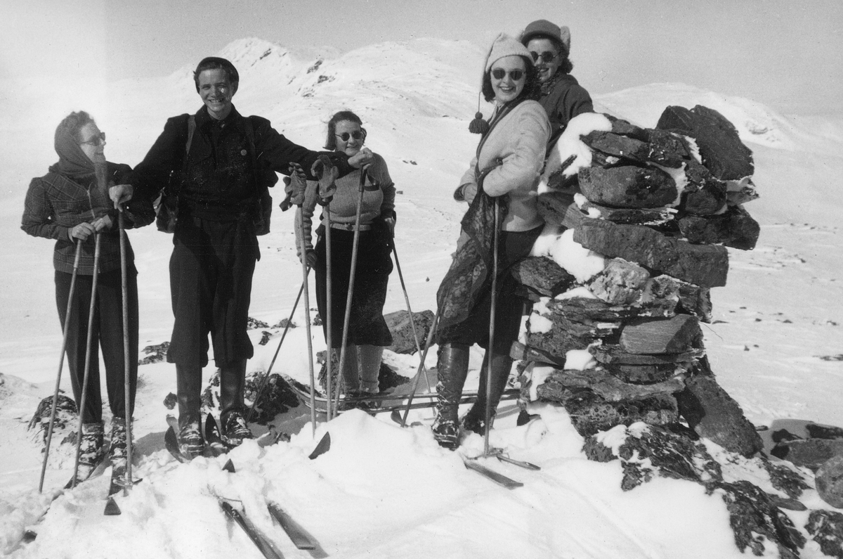 Påsketur med samling rundt varden på Leppefjellet