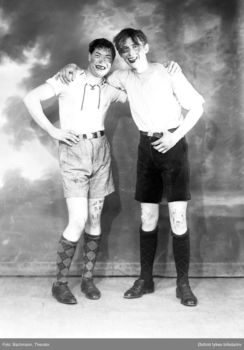 Scenebilder fra Livbåtens Ungdomsforening i Moss sin revy "Det Bølger" som hadde premiere i Moss Hotells teatersal 26. april 1941. Til inntekt for redningsselskapet. Iscensatt av Ole S. Dolva. I Moss Avis 25.04.1941 blir det beskrevet i annonsen at "Se fotoreportasjen i Moss Hotells plakatkasse". Det må være denne fotoserien til fotograf Bachmann som var utstilt.