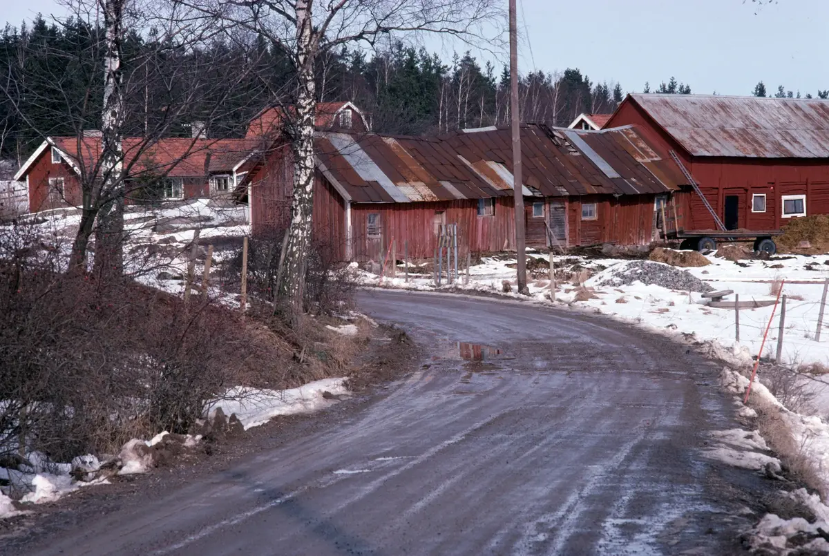 Trakten kring Fällbro har varit bebyggd sedan järnåldern. Under medeltiden var Fällbro en by med tre gårdar. Kallades Västergården, Mellangården och Nedergården och låg på samma platser som dagens Sandtorp, Uppgården (endast grundstenar) och Fällbro.