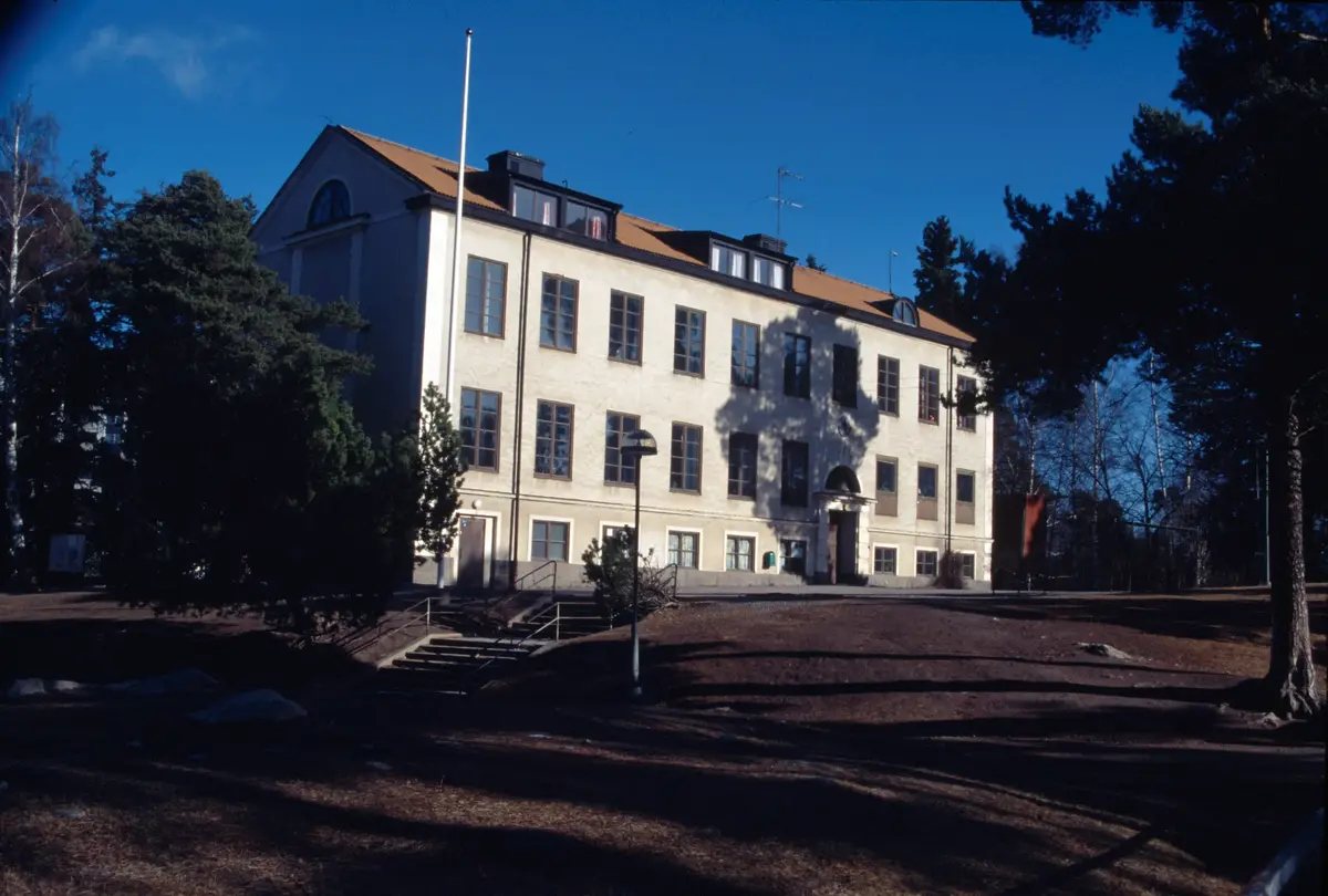 Näsby folkskola
Den första skolan i Näsby byggdes 1906. Senare tillkom den som idag kallas ”vita huset” 1926.  
Ytterligare en skolbyggnad invigdes 1944 och i samband med det bygget så revs skolhuset från 1906.

Skolan fortfarande i bruk och heter idag Ytterbyskolan ::