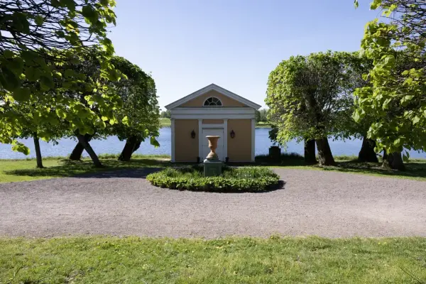 Lysthuset på Bogstad gård med Bogstadvannet i bakgrunnen.