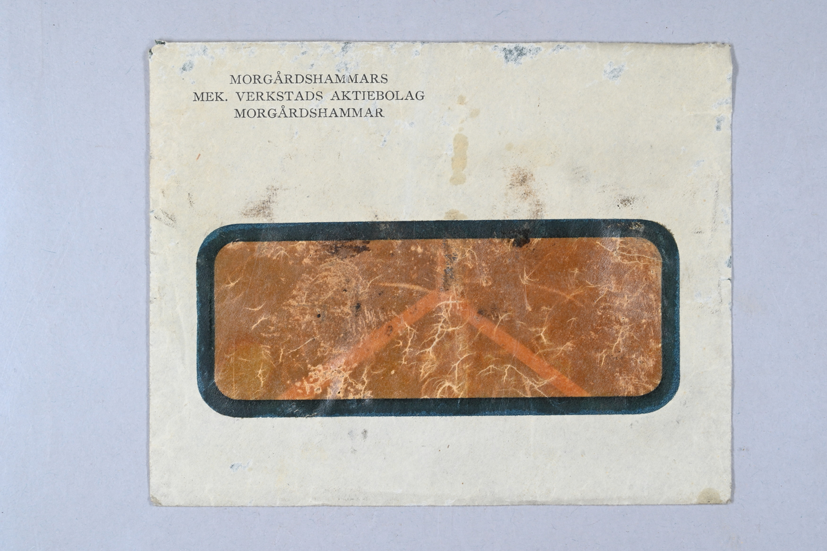 Prov av träkol som genomgått metamorfos, svart och brunaktig. Provet har ett tillhörande brev med kuvert. Brevet var adresserat från: "Morgårdshammars Mek. Verkstads Aktiebolag, Morgårdshammar". Brevet noterade: "Morgårdshammars Mek. Verkstads Aktiebolag. Morgårdshammar den 25/10 1928. Herr Professor Arvid Johansson, Bergshögskolan, STOCKHOLM. Broder. Tager mig härmed friheten tillsända Dig en låda, innehål-lande 1 st. träkol, som undergått en i mitt tycke underlig metarmor-fos och har jag visat den för en del hytteknici, som förklarat den rent unik. Det var efter nedblåsningen av Köpings Hytta 1918, som kolet fanns sittande i murväggen under formnivån enligt utsago av den arbetare, som påträffade det. Om du nu anser den av något värde kan den ju lämpligen införlivas med Bergshögskolans samlingar eller eventuellt där Du kan anse den passa. Samtidigt sänder jag ett sigill från Ing. Anckert, Smedjebacken, som han för sin del ansåg borde hemmahöra bland Tek-niska Museets samlingar, men förmodar jag att han ej har något e-mot om Bergshögskolan tager hand därom, ifall Du anser lämpligt så. Hälsningar från Din tillgivne, Filip Södermans (?)."