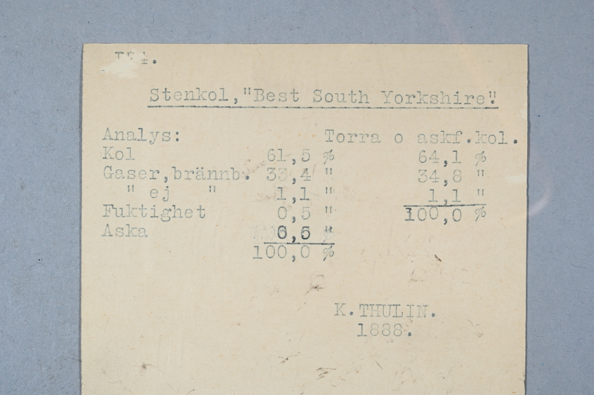 Åtta prover av stenkol, svarta. Ett av proverna märkt med vit färg: "D74". Tillhörande lapp med notering: "D74. Stenkol, "Best South Yorkshire". K. Thulin. 1888."