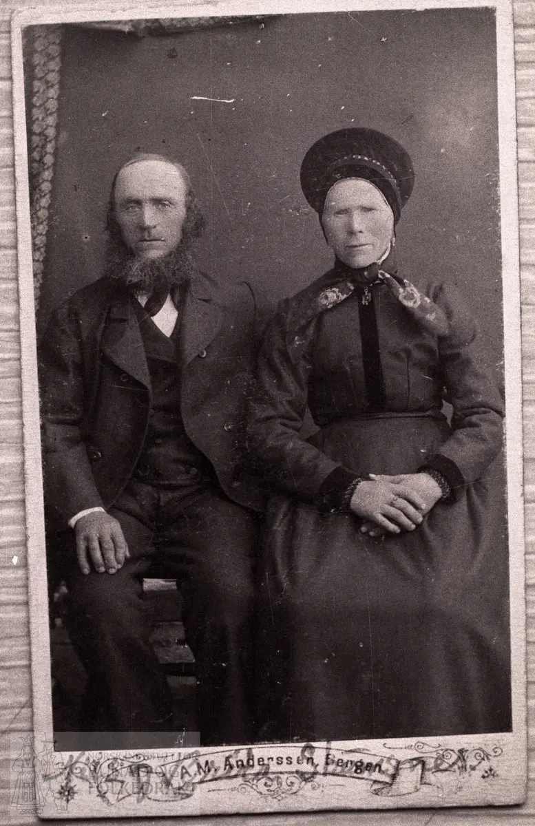 Fitjar Bondekvinnelags utstilling nr._28.  Nils Skumsnes, f. 1834.  Brita f. Sandvik 1843.