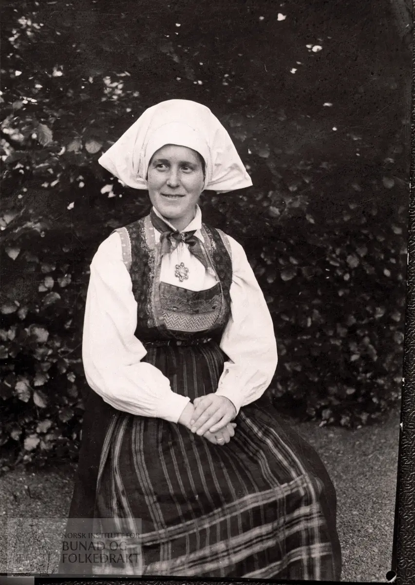 Tatt av Gunvor Trætteberg under registrering i Fitjar i 1946.  Sjå reg. nr. 6.  Modell:  Rebekka Henriksen.