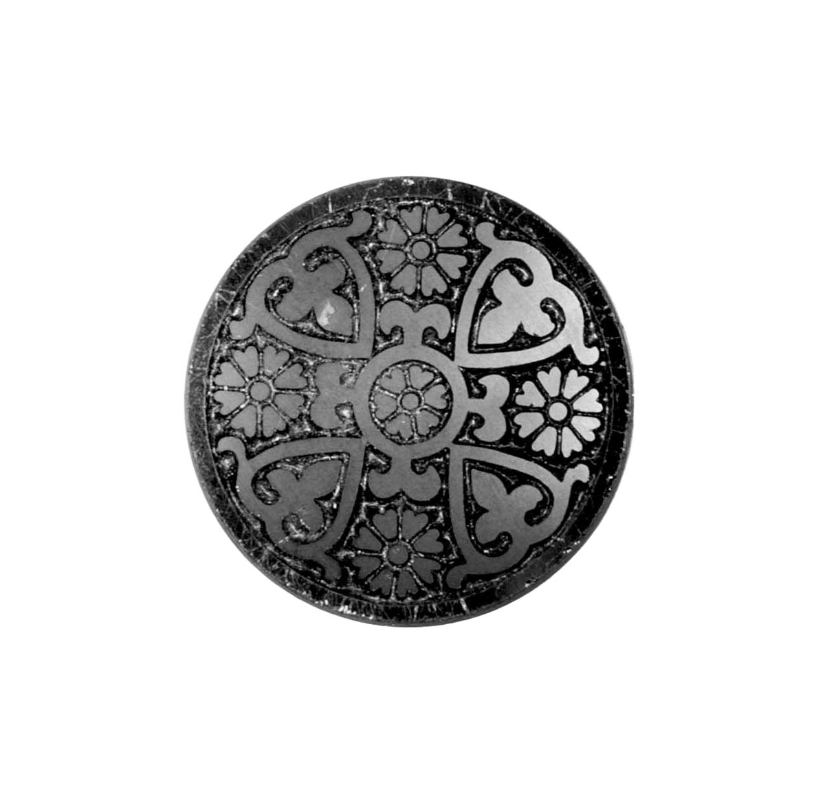 8 runda knappar av ebonit (plast). Framsidan, klädd i svart virkat mönster och svarta glaspärlor. Undersidan platt.