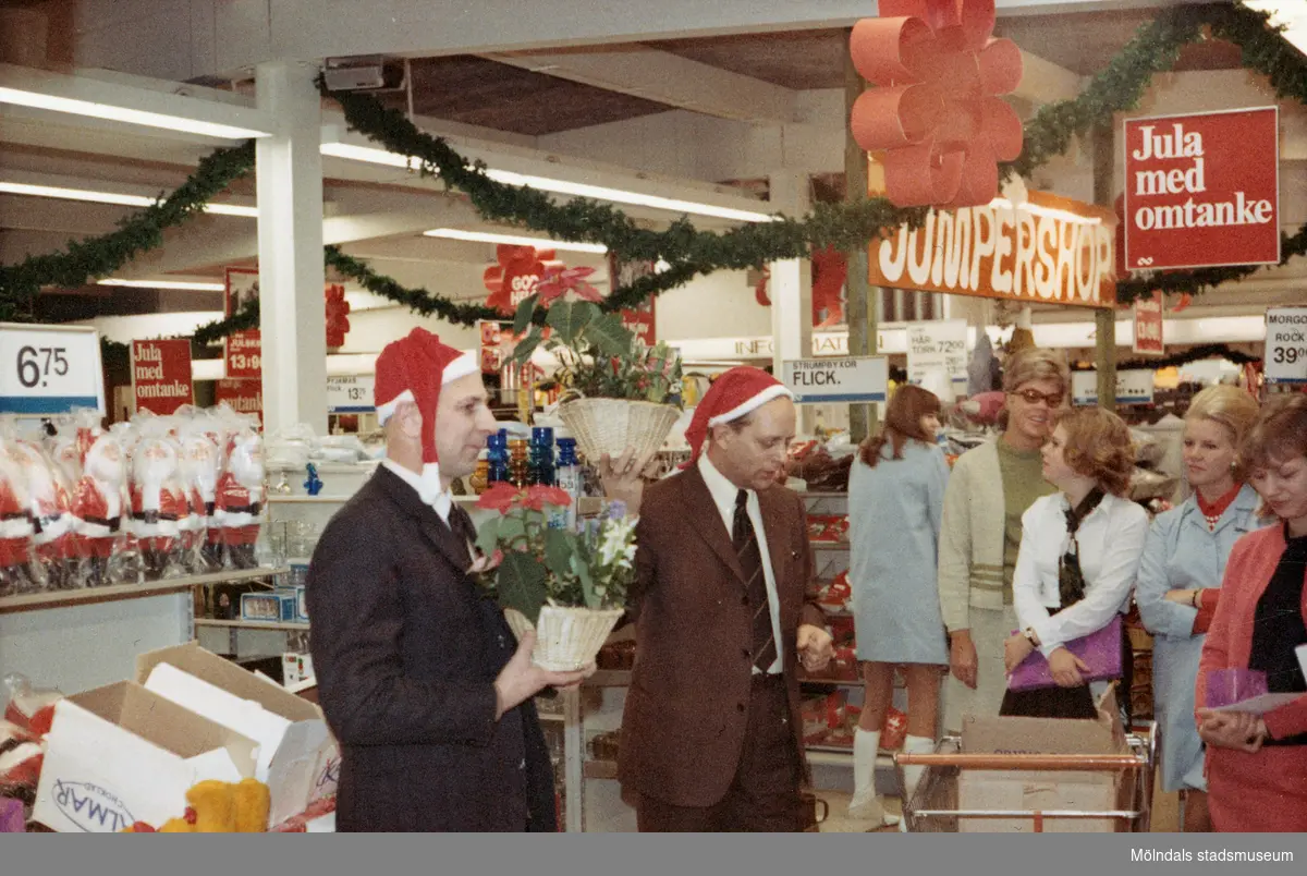Kjell och Thore har på sig julmössor och delar ut julklappar till kunderna, Konsum-Domus vid Nya torget 1968.
Relaterade motiv: 2024_1184 - 1263.