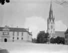 Linköpings världsliga och kyrkliga högborgar omkring år 1900. Linköpings slott, tillika länsresidens, och stiftets domkyrka.