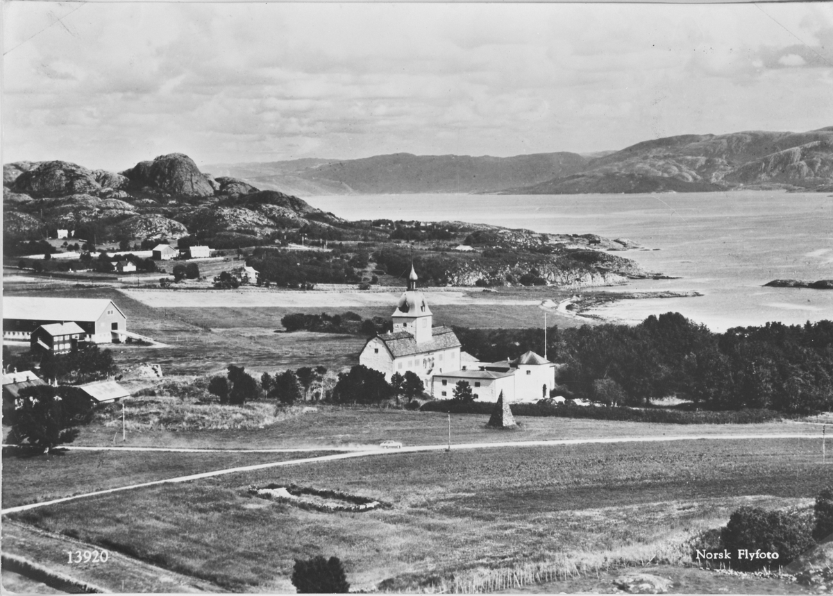 Austråtborgen med Stjørnfjorden i bakgrunnen