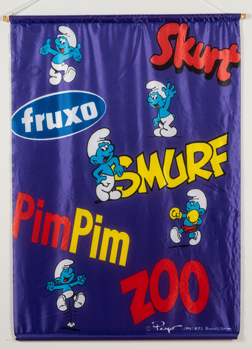 Reklamföremål, tygbanderoll i lila med dekor av tecknade smurfar samt produkttitlarna Zoo, PimPim SMURF, Fruxo och Skurt.