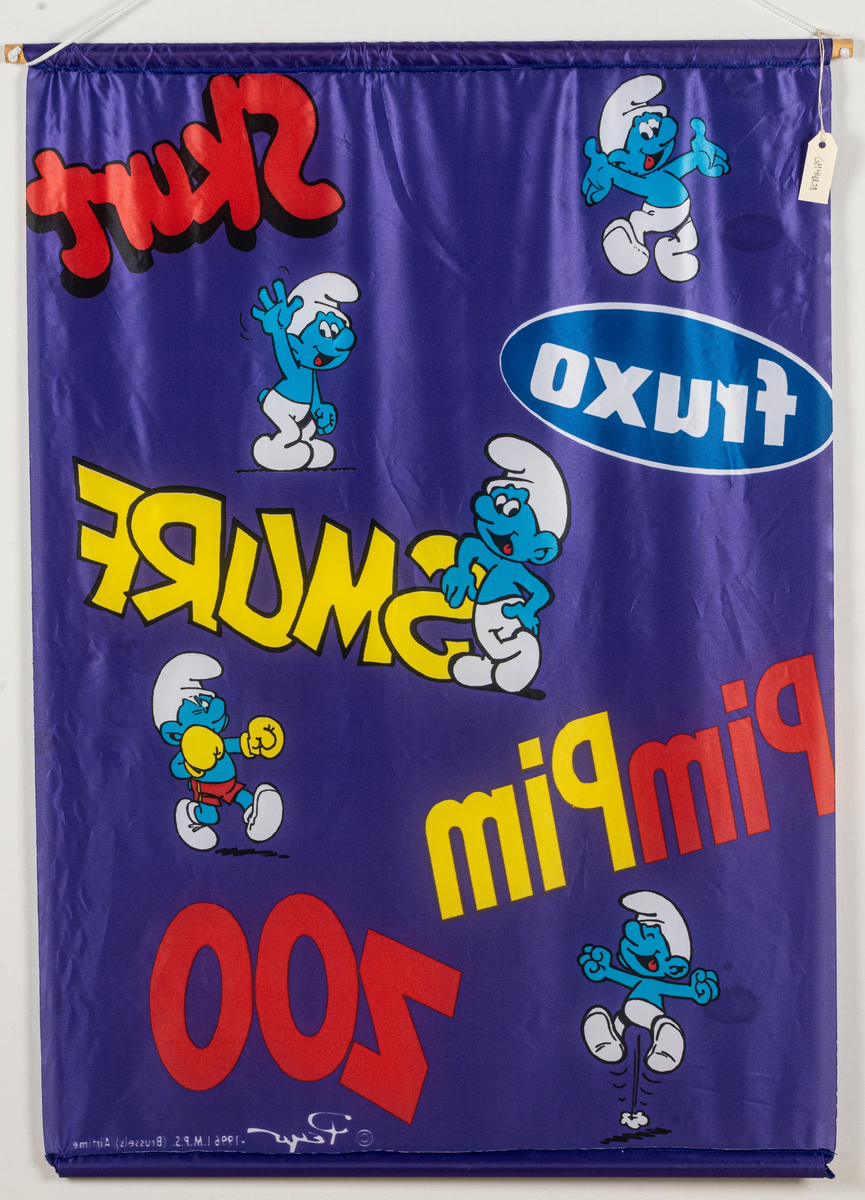 Reklamföremål, tygbanderoll i lila med dekor av tecknade smurfar samt produkttitlarna Zoo, PimPim SMURF, Fruxo och Skurt.