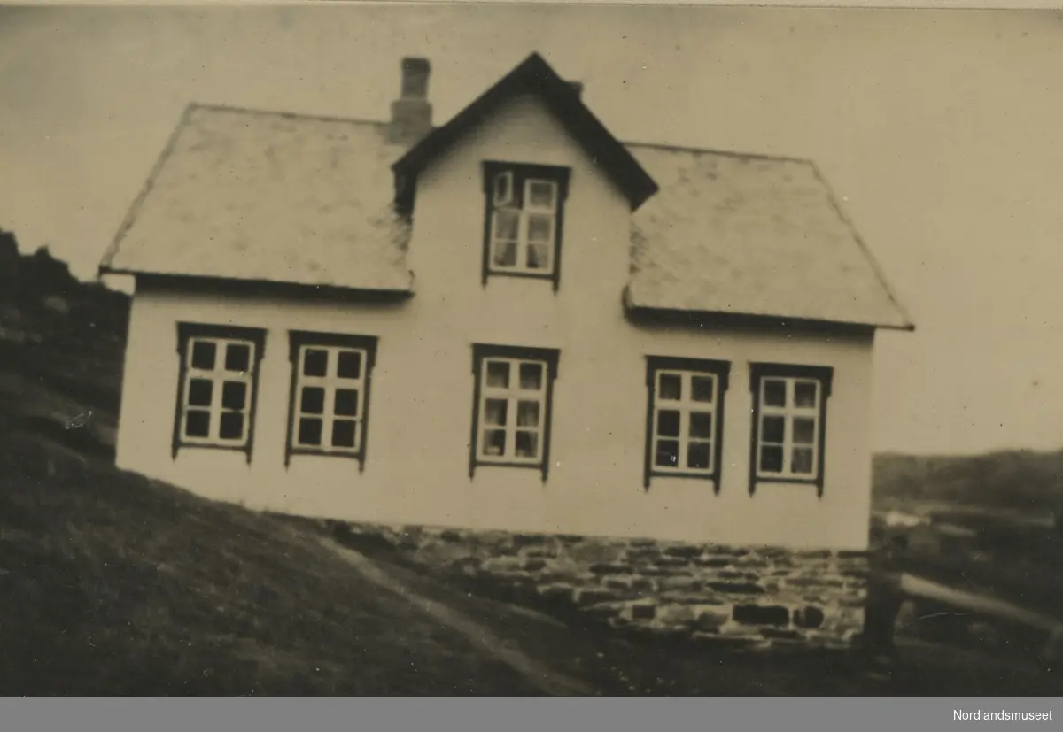 Våningshuset på gården Mjelde, gnr. 90, bnr. 3, på Engeløya i Steigen. Fotografert ca. 1928.