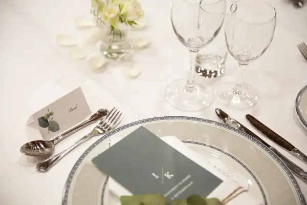 En dekket kuvert for bryllup. 