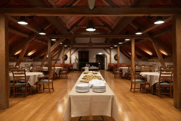 Selskapslokale på Bogstad gård. Et langbord med mat står midt i rommet. 