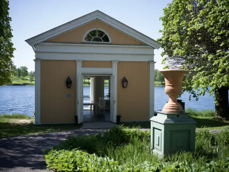 Et gult lysthus ved Bogstadvannet. 